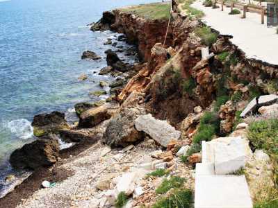 Qui, dove il terreno si alza a diversi metri a strapiombo sul mare, una grossa frana ha portato al crollo di una grossa porzione di roccia nel mare...